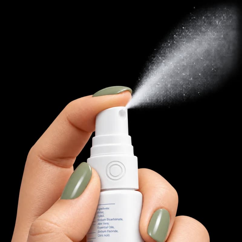 ONEORAL Oral Spray releasing a fine mist